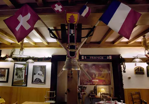 Povestea hotelului de la granița franco-elvețiană unde frontiera trece prin camere