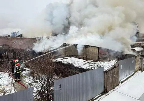 Incendiu puternic în București: ard mai multe case și anexe gospodărești
