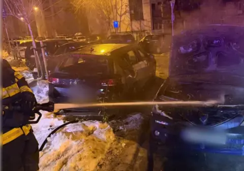 Trei mașini au luat foc pe o stradă din Cluj. În cea de la care a pornit incendiul era un bărbat