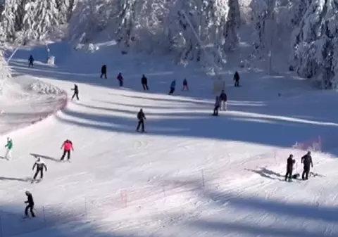 Un bărbat a lovit cu pumnii un salvamontist din Brașov, pentru că nu a fost ajutat să găsească telefonul soţiei căzut în zăpadă