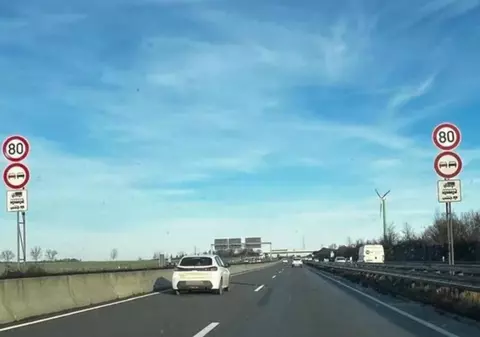 Sute de șoferi au fost amendați după ce au interpretat greșit o combinație de semne rutiere. Ce înseamnă indicatoarele care au creat confuzie în Germania