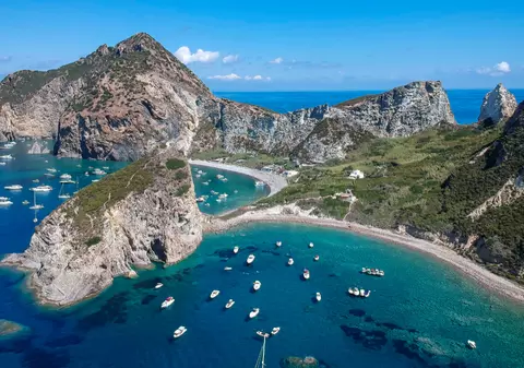 Insula din Italia care a devenit un paradis pentru că nu are străzi, orașe, semnal pentru telefon și turiști