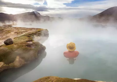 AI a creat o destinație imaginară și a trimis zeci de turiști acolo, să caute izvoare termale: „Dacă le găsiți, berea e din partea mea”