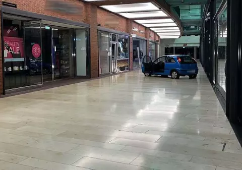 Mascații au intrat cu mașina în mall, au spart o bijuterie, au furat 6 kilograme de aur și au fugit pe jos, în Germania: „Inele, brățări, cercei, totul în două minute!”