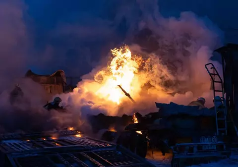 Rușii au bombardat fabrica de bomboane Roshen și au ucis o femeie la Kiev: mai mulți civili răniți la Harkov și un oraș lăsat fără electricitate în urma atacului masiv cu sute de drone și rachete