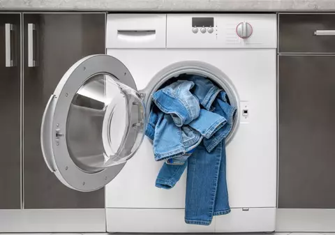 La ce temperatură se spală blugii