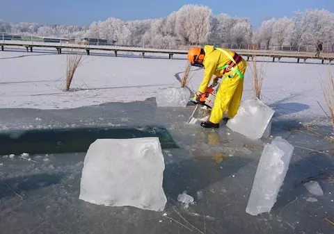 Un lac uriaș, de 113 km pătrați, a înghețat complet. Un spectacol natural care nu s-a mai văzut de ani buni, în Germania