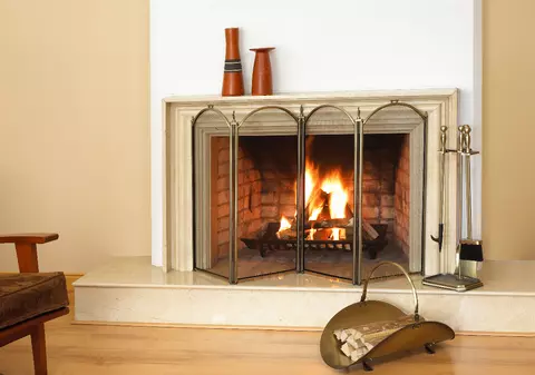 Greșelile elementare pe care să le eviți dacă te încălzești cu lemne și care te pot costa scump