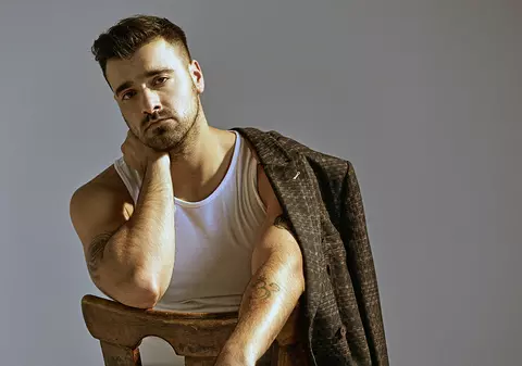 Liviu Teodorescu, despre mesajul din piesa „Un minut”: „Foarte mulți oameni stau în relații toxice, din diverse motive. Își găsesc scuze ca să își justifice stările rele”