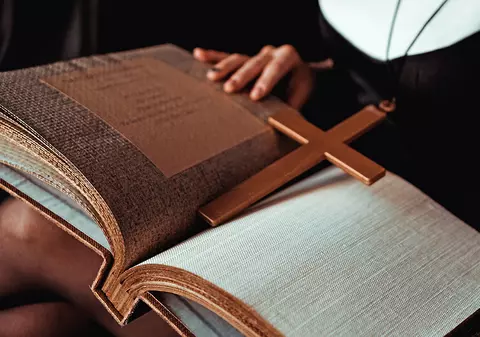 „Măicuța Beatrice”, falsa clarvăzătoare care s-a îmbogățit din descântece și dezlegări de blesteme. Lucrare de „împăcare” a unui cuplu, taxată cu aproape 90.000 de euro