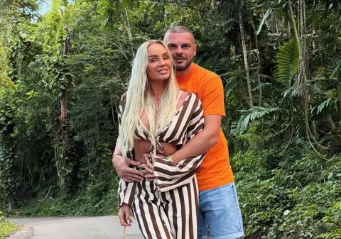 Imagini cu Maria Constantin în costum de baie. Cântăreața în vârstă de 38 de ani a renunțat la costumul popular pe plajele din Jamaica