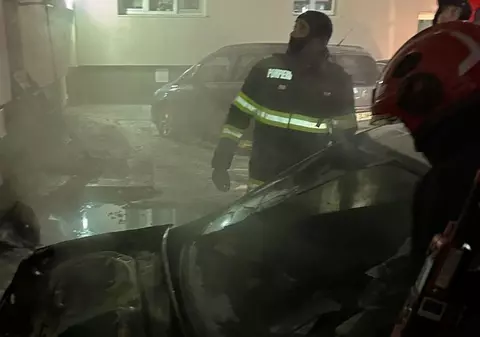 O mașină din Cluj a luat foc pe o stradă, în Turda. Incendiul s-a extins și la alte două autoturisme, și la un bloc din apropiere