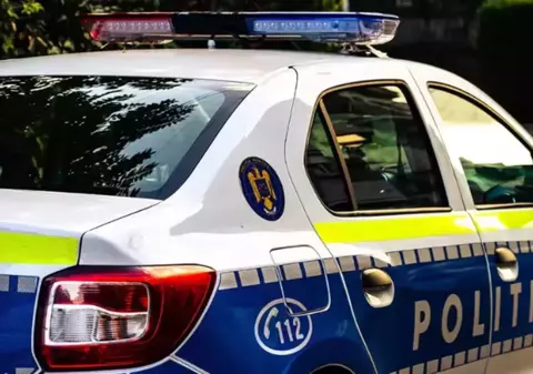 Un elev a lovit doi muncitori, pentru că i s-a părut că se uitau urât la el, într-o școală din Pitești