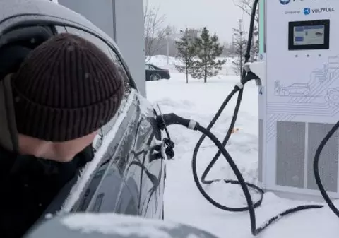 Șoferii mașinilor electrice plătesc mai mult când e ger: cum sunt afectate autonomia și timpul de încărcare