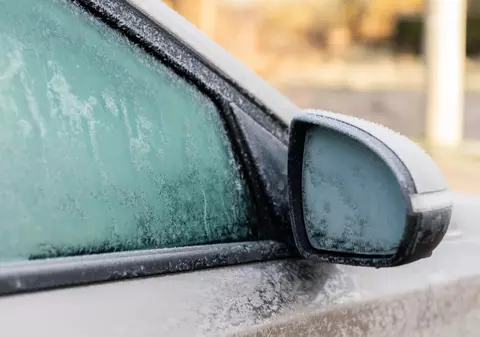 Un bărbat a fost amendat cu 600 de euro pentru că a lăsat motorul pornit ca să dezghețe geamurile