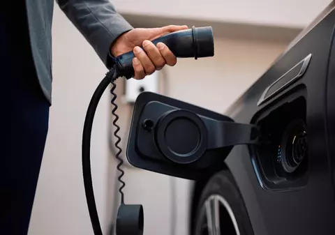 De ce au ajuns taxele pentru mașini hibride să fie chiar și de 10 ori mai mari în 2026: explicațiile Guvernului