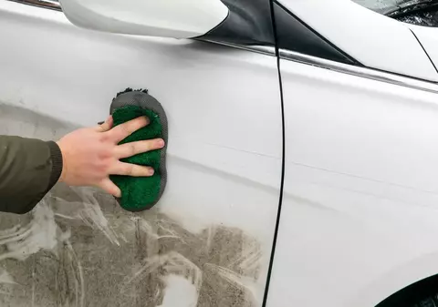 E bine să îmi spăl mașina iarna?