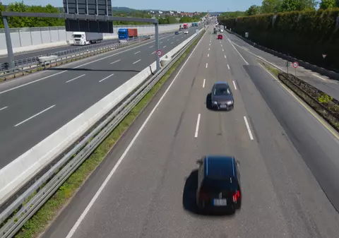 Un șofer român a condus drogat pe contrasens și a provocat un accident, în Austria. În mașina lovită se aflau o mamă și fiul ei