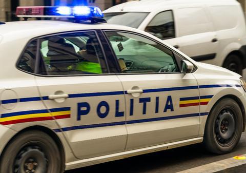 Un bărbat care a mușcat trei polițiști de mâini și de picioare în apartamentul său din Bocșa, judecat pentru ultraj