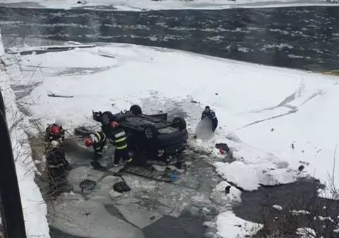 O mașină cu 6 pasageri s-a răsturnat în albia râului Bistrița, în Suceava: 4 minori au fost răniți și au ajuns la spital