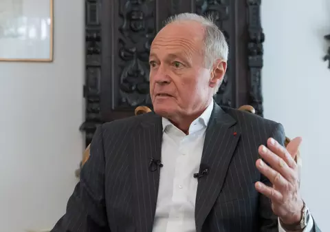 Fostul premier maghiar Péter Medgyessy a căzut pe gheață, în grădină, și și-a rupt glezna. Politicianul veteran cu părinți din Cluj-Napoca vorbește perfect românește