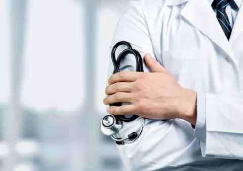 Profesor emerit de la UMF Cluj, judecat pentru agresiune sexuală asupra unei minore în cabinet