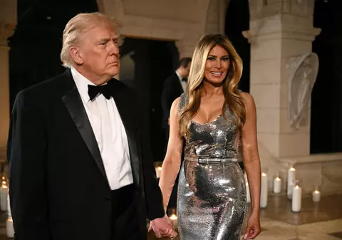 Cât costă rochia argintie purtată de Melania Trump de Revelion 2026. A strălucit la brațul președintelui la petrecerea de la Mar-a-Lago