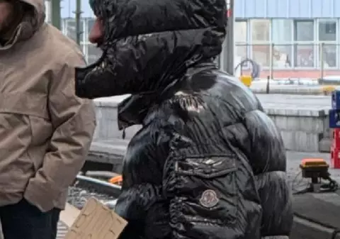 Bărbat fotografiat cerșind în geacă de 2.000 de euro și pantofi Adidas: „Vă rog pentru mâncare, mulțumesc!”