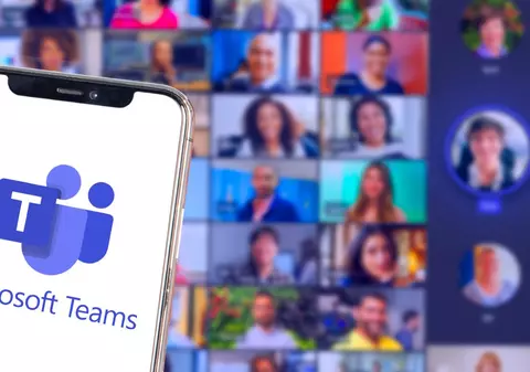 Șeful tău va putea verifica de unde lucrezi: Microsoft Teams introduce monitorizarea locației din 2026