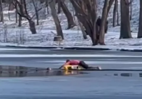 Momentul în care cetățeanul indian salvează fetița de 5 ani din lacul înghețat. Olguța Vasilescu îl face cetățean de onoare al orașului Craiova | VIDEO