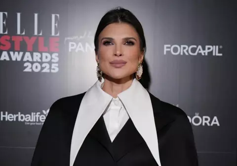 Cât costă rochia mini purtată de Monica Bîrlădeanu la o petrecere, pe un vas de croazieră. Și-a arătat silueta la 47 de ani