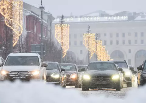 Șoferii sunt îndemnați de Departamentul Transporturilor să stea până târziu la serviciu, ca să evite ambuteiajele și zăpada de pe drumurile din Moscova