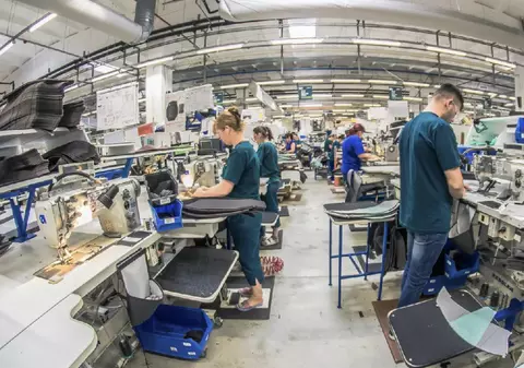 Compania Adient spune că nu plănuiește să părăsească Europa de Sud-Est după închiderea fabricii din România