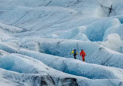 Ce trebuie să știi despre munte iarna. Salvamontist: „Muntele nu se cucerește, te lasă să treci, dacă ești pregătit”