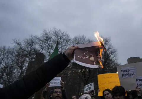 Fiul fostului șah al Iranului îndeamnă protestatarii să ocupe centrele orașelor, în timp ce regimul îi amenință cu moartea. Bărbați înarmați trag de pe acoperișuri