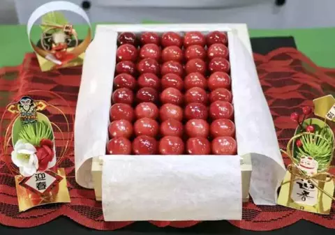 Suma cu care s-a vândut o lădiță cu cireşe strălucitoare la o licitaţie din Japonia: Valorează greutatea lor în aur