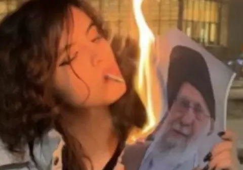 Cine este tânăra care arde portretul lui Ali Khamenei într-o imagine devenită simbol al revoltei iraniene