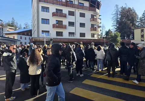 Un jurnalist român relatează pentru Libertatea de la Crans-Montana, după tragedie: „Dacă tragi aer în piept, simți încă mirosul de fum și ars”