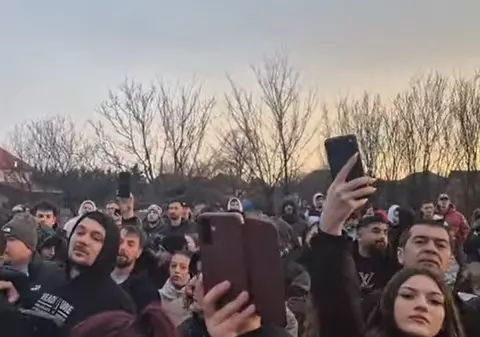 Revoltă în Sânmihaiu Român: locuitorii au înconjurat casa bunicilor ucigașului lui Mario Berinde și vor să-l scoată din sat: „Lăsați-l pe mâna noastră” I VIDEO