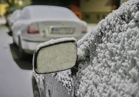 Șoferii sunt sfătuiți să pună șosete pe oglinzile mașinilor. Un expert explică de ce