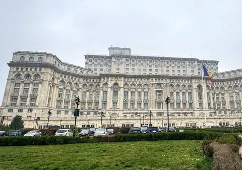 Sute de angajați din Parlament rămân fără apă câteva zile pentru lucrări la conducte vechi de 40 de ani