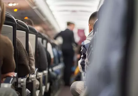 Un bărbat a băut 10 sticle de rom în timpul unui zbor de 11 ore, apoi i s-a făcut rău și călătoria s-a transformat într-un coșmar