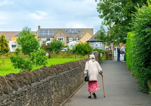 Mulți pensionari mănâncă mai puțin și renunță la dușuri, pentru a face față cheltuielilor, în Marea Britanie