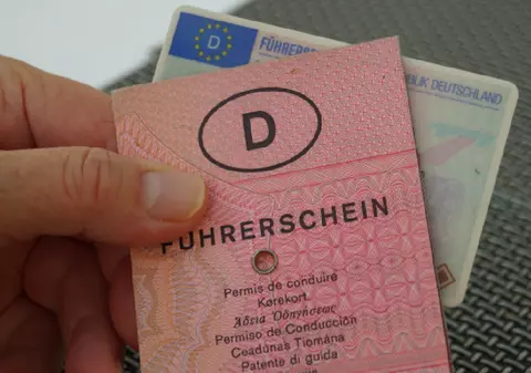 Nemții nu mai au nevoie de permis în format fizic: „Documentul va fi accesibil prin smartphone”