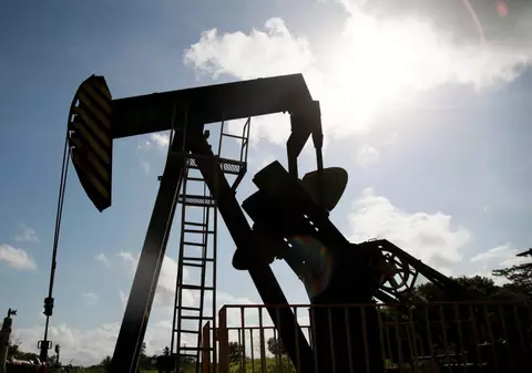 Prețul petrolului atinge maximul ultimelor 7 luni pe fondul tensiunilor SUA-Iran. Aurul depășește 5000 de dolari uncia