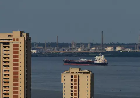 Administrația Trump îndeamnă companiile petroliere americane să investească masiv în Venezuela pentru a-şi recupera datoriile