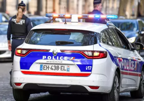 Un adolescent de 16 ani a provocat un accident cu Porsche-ul părinților în timp ce era urmărit de poliție, în Franța