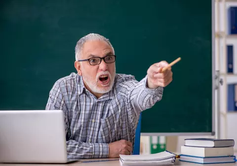 Profesor filmat în timpul unei crize de isterie, când urlă la un elev: „Ești un răzgâiat!”. Cum comentează incidentul fostul judecător Cristi Danileț 