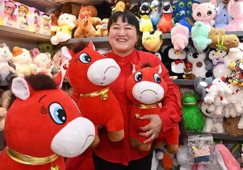 „Calul care plânge”, jucăria devenită virală în China înainte de Anul Calului 2026: „Un muncitor a cusut gura invers, din greșeală”