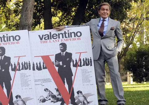 Designerul italian Valentino a murit la vârsta de 93 de ani. Povestea creatorului care a redefinit eleganța italiană și roșul iconic